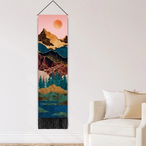 Nordischer Wandteppich mit abstrakten Bergen und Sonne, inklusive schwarzen Quasten