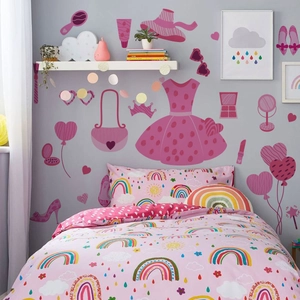 Muurstickers met roze prinsessenjurk en accessoires voor meisjeskamer decoratie
