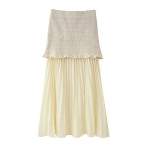Détail de la jupe longue plissée en tricot avec taille élastique et silhouette en A