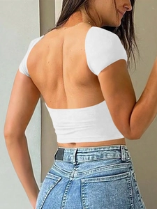 Détail du design dos nu et du tissu doux de ce t-shirt blanc à manches courtes