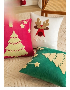 Détail de housses de coussin en velours de Noël avec broderie sapin et cerf festif