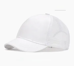 Dettaglio del retro in rete bianca traspirante e della visiera curva del cappellino