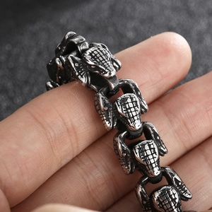 Macro di bracciale a catena in acciaio argentato vintage con chiusura a testa di coccodrillo
