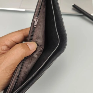 Gros plan du portefeuille court pour hommes avec poche zippée et doublure marron
