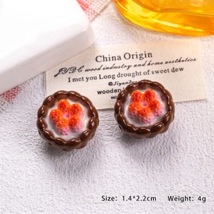 Vue macro de breloques en résine de tarte fraise chocolat 1,4x2,2cm pour loisirs créatifs