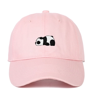 Berretto da baseball rosa con ricamo di panda bianco e nero sul davanti, sfondo bianco