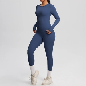 Détails de l'ensemble de yoga bleu foncé avec haut à manches longues et legging gainant