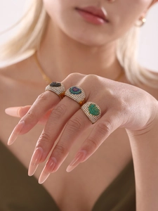 Nahaufnahme von 18k vergoldeten Ringen mit herzförmigen Zirkonia und bunten Edelsteinen