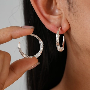 Orecchini a cerchio intrecciati in argento placcato oro 18k con zirconi brillanti