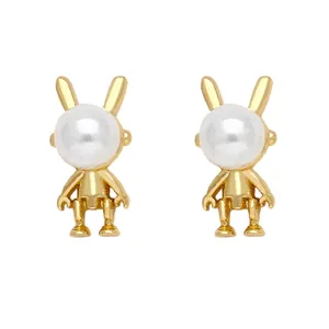 Boucles d'oreilles lapin robot doré avec perles blanches rondes sur fond blanc uni