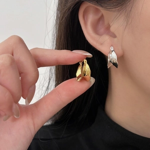 Minimalist 925 silver U-shaped lava earrings in gold and silver finish on a model