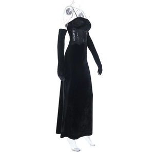 Détail de robe en velours avec dentelle noire et gants longs assortis pour femmes