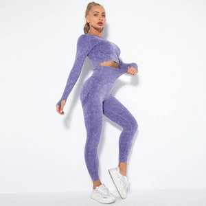 Details des lila nahtlosen Yoga-Sets mit Daumenlöchern und gewaschener Textur