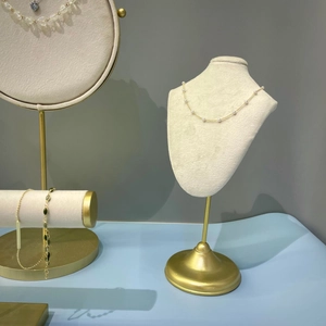 Présentoir à bijoux élégant avec collier de perles et collier de perles vertes chic
