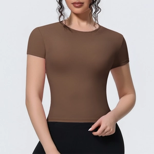 Gros plan sur le t-shirt de yoga marron moulant avec col rond et tissu mat respirant