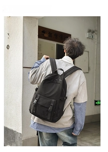 Mochila de negocios moderna de oxford negro en modelo dentro de un entorno urbano