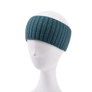 Detail van de diepblauw geribbelde gebreide textuur en elastische winterse hoofdband