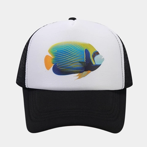 Detail des tropischen Fischdrucks auf der weißen Front der Mesh-Trucker-Kappe