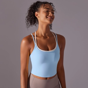 Détail d'une brassière de sport bleu clair effet deux pièces avec fines bretelles