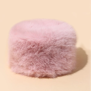 Detailansicht der weichen rosa Kunstpelz-Fischerhut-Materialien und Plüschtextur