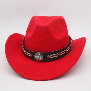 Detailansicht eines roten Cowboyhuts mit silbernen Nieten und Ethno-Metallverzierung