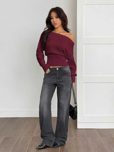 Détail du haut en maille bordeaux épaules dénudées avec jean gris à taille haute