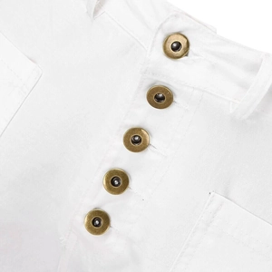 Gros plan détaillé de cinq boutons en bronze vintage sur un pantalon blanc évasé
