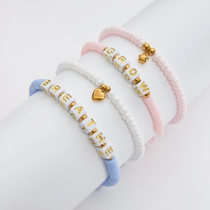 Ensemble de bracelets en perles colorées avec détails dorés sur support blanc