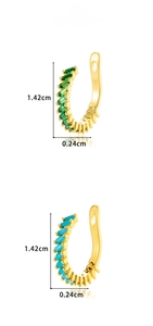 Détail de boucles d'oreilles dorées avec émeraudes et turquoise, taille 1,42cm x 0,24cm