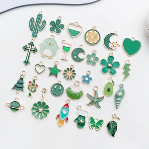 Ensemble détaillé de breloques en émail vert aux formes variées comme cactus et feuilles DIY