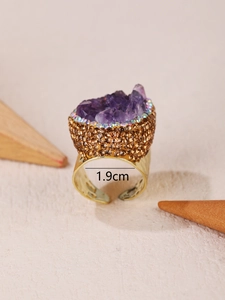 Vista dettagliata dell'anello di ametista druzy viola con misura diametro interno 1,9cm