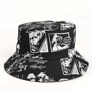 Détail d'un chapeau bob en toile avec imprimé de personnages de BD et texte street style