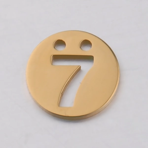 Pendentif disque en acier doré poli avec découpe du chiffre 7 et double perforation