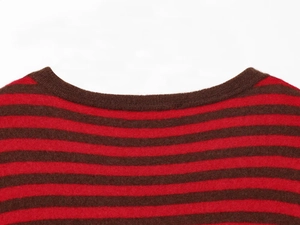 Gros plan sur le col rond d'un pull en maille à rayures rouges et marron pour femme