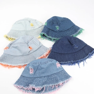 Cappelli alla pescatora in denim con bordi sfrangiati colorati in cinque sfumature di blu