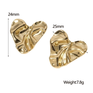 Detailansicht der herzförmigen, gefalteten Goldohrstecker mit Maßen 24 mm und 25 mm