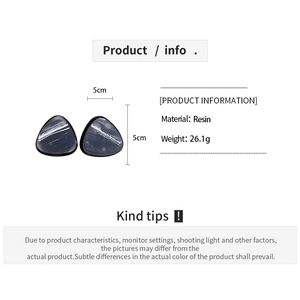 Detail infographic showing 5cm resin marble triangle earrings with product specifications