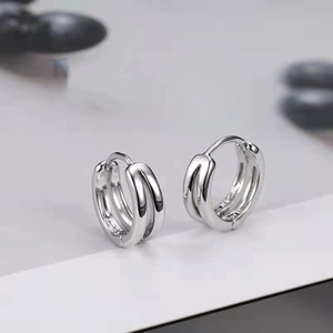 Minimalistische S925 Silber Doppel-Creolen mit polierter Oberfläche für Herren