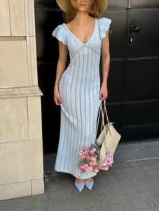 Robe longue en maille crochet bleu clair avec col en V, manches volantées et dos nu