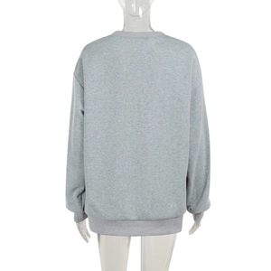 Vue arrière d'un sweatshirt gris à col rond avec des épaules tombantes sur mannequin