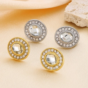 Vue détaillée des boucles d'oreilles vintage sur soie avec pavé de zircons étincelants