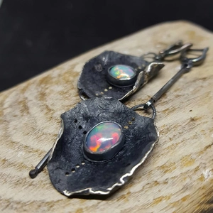 Orecchini pendenti vintage con opale in metallo ossidato e motivo a scudo artigianale