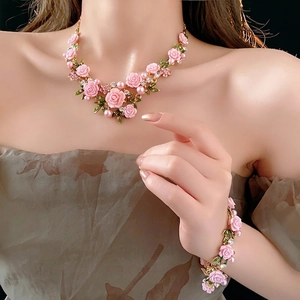 Ensemble collier et bracelet roses roses romantiques avec perles et diamants sur chaîne dorée