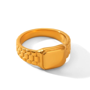 Vue latérale détaillée d'une bague sceau dorée avec face carrée et anneau texturé