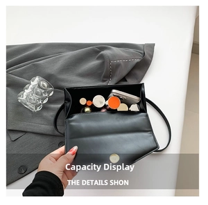 Détail de l'intérieur d'un sac bandoulière en cuir PU noir montrant sa grande capacité