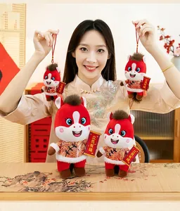 Mascottes de chevaux en peluche rouge de différentes tailles tenues pour le Nouvel An