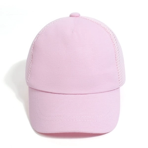 Detaillierte Nahaufnahme einer rosa Kinder-Mesh-Basecap mit atmungsaktivem Stoff