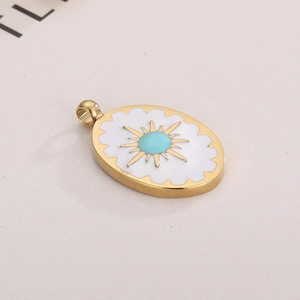 Eleganter goldener ovaler Anhänger mit weißer Emaille und blauem Sonnenstrahl Design