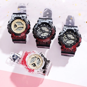 Vue détaillée de quatre montres sport numériques multifonctions en résine noire et translucide