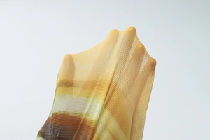 Gros plan du tissu en maille extensible à imprimé dégradé montrant texture et finesse